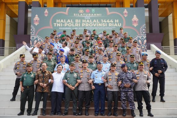 Halalbihalal di Polda Riau, Irjen Iqbal Sebut Kesuksesan Polri adalah Kesuksesan TNI - JPNN.COM