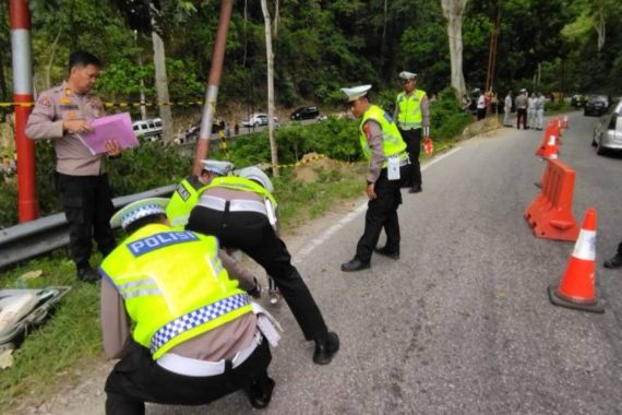 Identitas Korban Tewas Kecelakaan Bus Berpenumpang 30 Santri, Innalillahi - JPNN.COM