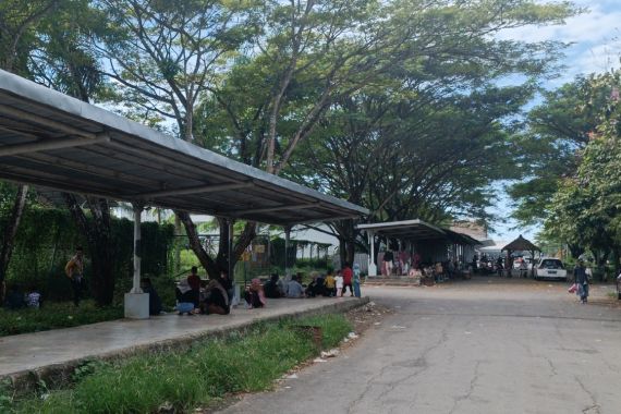 Satpol PP Sebut PKL Nakal di Bandara Lombok Bikin Kotor Pemandangan - JPNN.COM