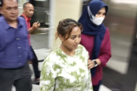 Penyerahan Tersangka Lina Mukherjee ke Kejaksaan Ditunda, Ini Penyebabnya - JPNN.COM