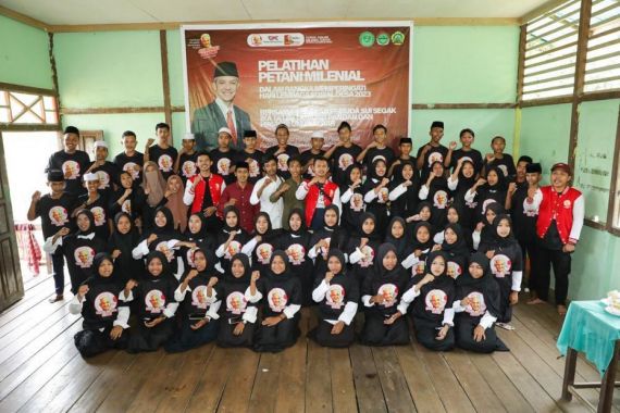 Ganjar Milenial Beri Pelatihan Penanaman Hidroponik kepada Pemuda di Kalbar - JPNN.COM