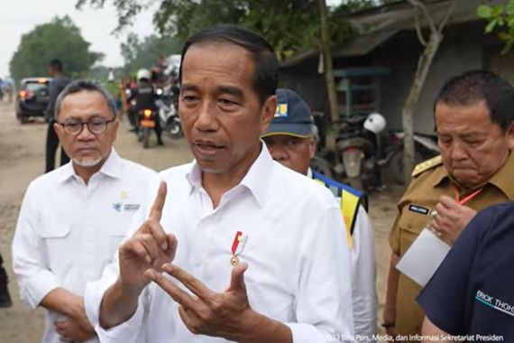 Gubernur Lampung Arinal Djunaidi Bertingkah Aneh saat Jokowi Bicara Jalan Rusak, Lihat - JPNN.COM