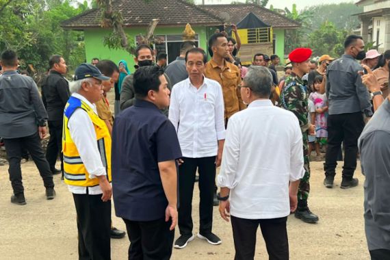 Dampingi Presiden Jokowi Saat Tinjau Jalan Rusak di Lampung, Erick Thohir Bilang Begini - JPNN.COM