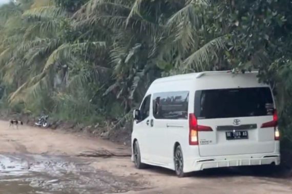 Mobil Erick Thohir & Pak Bas Tersangkut di Jalan Berlumpur di Lampung, Alamak - JPNN.COM