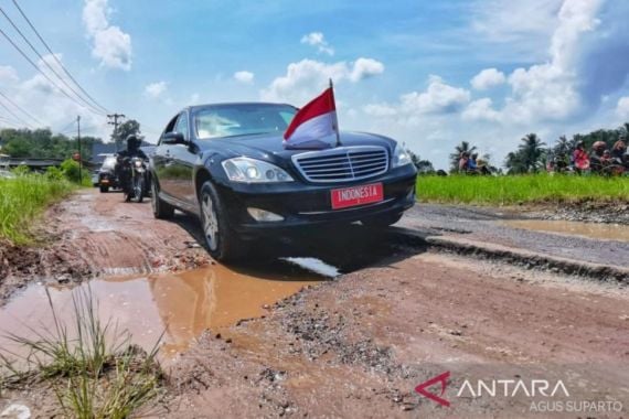 Aduh, Mobil Mewah Jokowi Berguncang Saat Melintasi Jalan di Lampung, Lihat Tuh - JPNN.COM