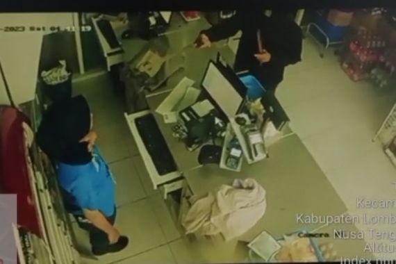 Perampokan di Indomaret depan Bandara Lombok Terekam CCTV, Uang Rp 17 Juta Raib - JPNN.COM