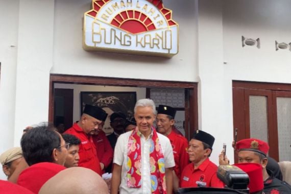 Ganjar Pranowo Kunjungi Rumah Bung Karno, Ada Siraman Air dari Sumur Jobong - JPNN.COM
