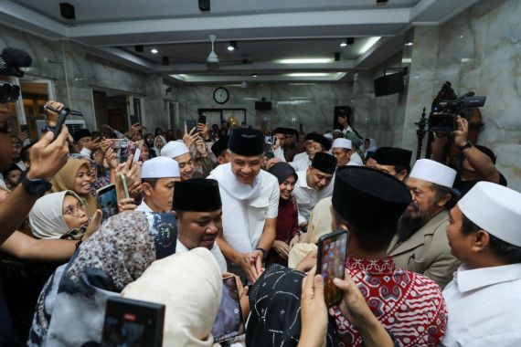 Ratusan Nyai dan Ning Sambut Meriah Kedatangan Ganjar di Surabaya - JPNN.COM