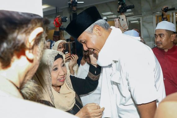 Hadiri Halalbihalal Ponpes di Surabaya, Ganjar Pranowo Dapat Hadiah dari Bu Nyai - JPNN.COM