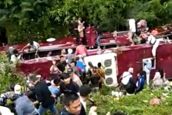 Korban Bus Masuk Sungai di Guci Tegal Rombongan Asal Tangsel, 1 Orang Meninggal - JPNN.COM