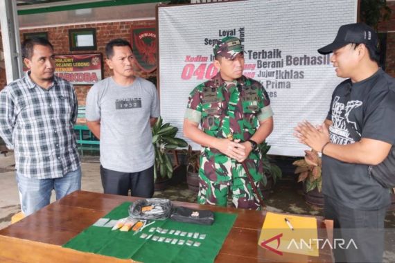 Joko Curiga Menemukan Tas di Belakang Rumah, Anggota TNI Datang, Ternyata Isinya - JPNN.COM