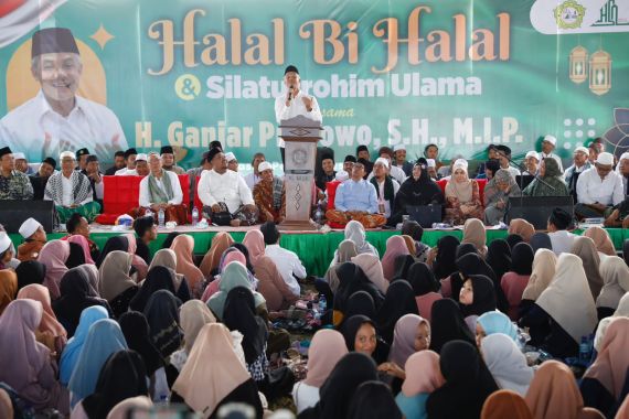 Ganjar Pranowo Gelar Halalbihalal Bareng Ribuan Ulama dan Santri di Jatim - JPNN.COM