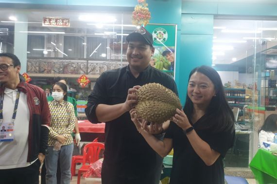 Menpora Dito Kuliner Durian Bersama Menteri Malaysia, Bahas Kerja Sama - JPNN.COM