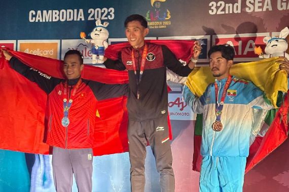 Prosesi Medali Emas Hendro Pakai Lampu Sorot Mobil, CdM Indonesia Tegur Panitia SEA Games - JPNN.COM