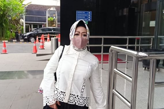 Kadinkes Lampung Reihana Hadiri Pemeriksaan KPK, Lihat Tuh Gayanya - JPNN.COM