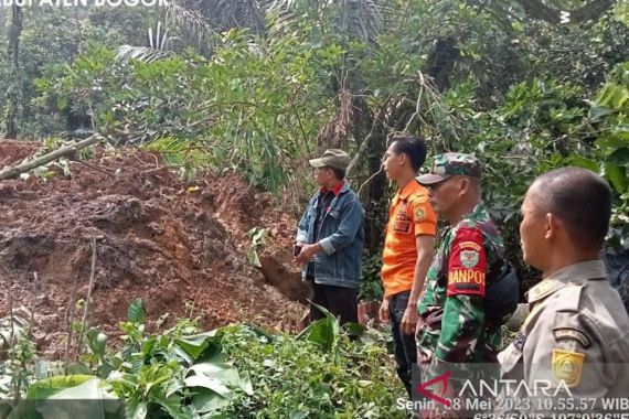 BPBD Kabupaten Bogor: 107 KK Mengungsi Akibat Tanah Longsor - JPNN.COM