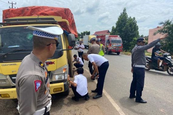 Polisi Tindak Puluhan Kendaraan Pengangkut Batu Bara di Jambi - JPNN.COM
