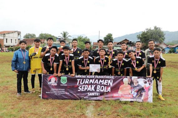 Ganjar Muda Padjajaran Adakan Turnamen Sepak Bola Santri di Garut - JPNN.COM