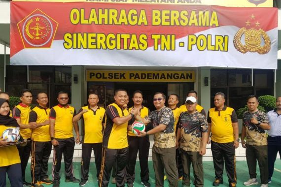 Personel TNI-Polri Tampak Kompak di Polsek Pademangan, Lihat Keseruan Mereka - JPNN.COM