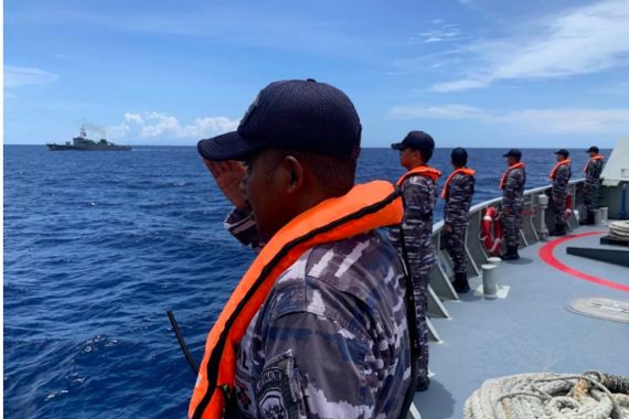 TNI AL dan Angkatan Laut Filipina Kerahkan Kapal Perang, Ada Apa? - JPNN.COM