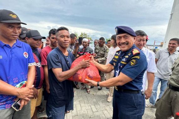 Apresiasi Nelayan di Labuan Bajo, Kemenhub Bagikan Ribuan Sembako - JPNN.COM