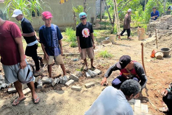 Tebar Kebaikan, Ganjar Milenial Center Perbaiki Jalan Rusak di Lebak - JPNN.COM