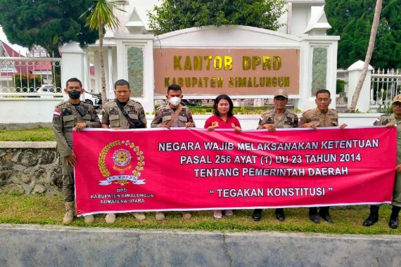 Honorer Satpol PP Pasang 19.501 Spanduk dari Aceh sampai Papua, Tuntutannya Serius - JPNN.COM