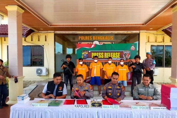 Tersandung Kasus Korupsi, 4 PNS di KPU Bengkalis Ditahan, Lihat Tampangnya - JPNN.COM