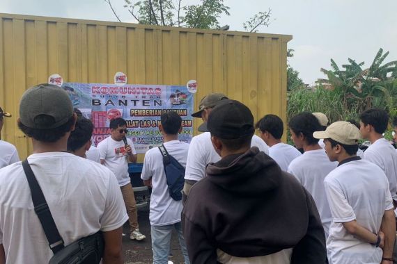 KST Dukung Ganjar Beri Bantuan Mesin Las Untuk Sopir Truk di Tangerang - JPNN.COM