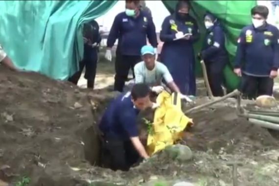 Makam Pensiunan Polisi Ini Dibongkar Kembali, Keluarga Minta Jasad Diautopsi Ulang - JPNN.COM