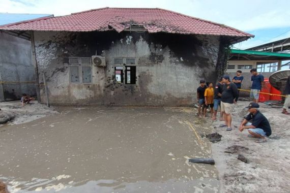 Dari Tanah Pondok Pesantren Jungkat Kalbar Keluar Semburan Lumpur Panas - JPNN.COM