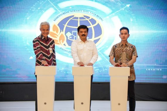 Bersama Ganjar dan Gibran, Menteri Hadi Resmikan Surakarta Sebagai Kota Lengkap Kelima - JPNN.COM