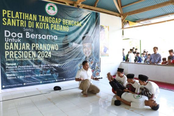 Santri di Padang Dapat Pelatihan Tanggap Bencana dari Sukarelawan Ganjar - JPNN.COM