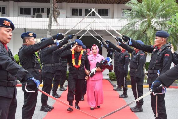 Begini Penghormatan Brimob Polda Riau kepada Personel yang Akan Purnabakti, Lihat - JPNN.COM