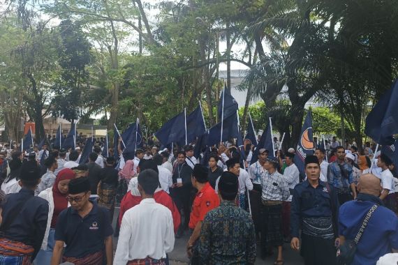 Ribuan Pendukung NasDem Birukan KPU Lombok Tengah saat Mendaftar - JPNN.COM