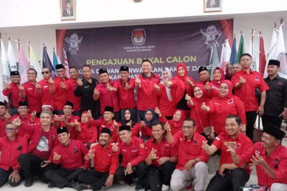 Ribuan Simpatisan PDIP Kawal Pendaftaran 55 Nama Bacaleg DPRD Kabupaten ke KPU Bekasi - JPNN.COM