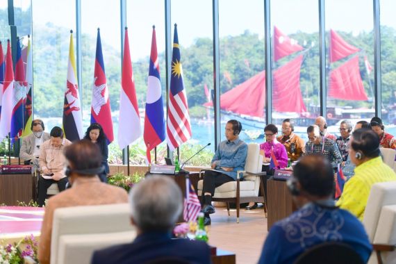 Buka Pertemuan dengan Pemimpin Negara Sahabat Penting, Jokowi Bawa Sandi dan Airlangga - JPNN.COM