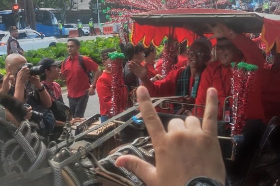 PDIP Laksanakan Defile Sebelum Daftar Bacaleg ke KPU, Hasto Naik Delman - JPNN.COM