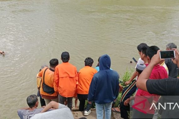 Dua Bocah yang Terseret Arus di Sungai Ogan Belum Ditemukan - JPNN.COM