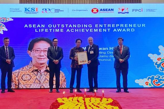 Direktur Sido Muncul Irwan Hidayat Raih ASEAN Outstanding Entrepreneur Lifetime Achievement Award - JPNN.COM