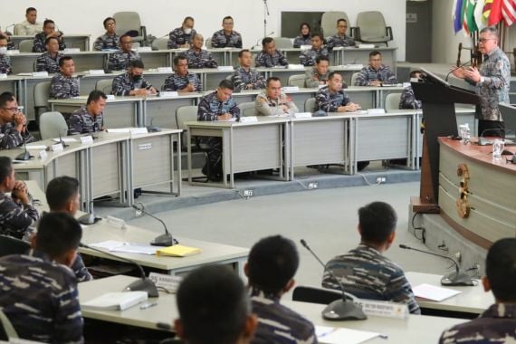 Hasto Memotivasi Perwira TNI Mengeluarkan Ide Membangun Rancangan Pertahanan RI - JPNN.COM