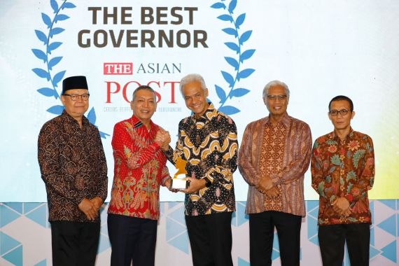 Ganjar Pranowo Terima Penghargaan The Best Governor 2023 - JPNN.COM