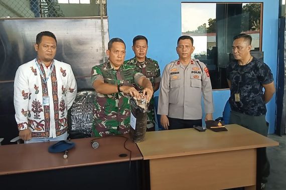 Petugas Kargo Bandara SMB II Palembang Menggagalkan Penyelundupan Ganja Kering - JPNN.COM