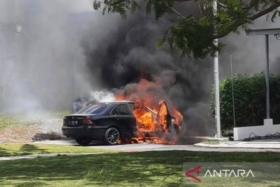 Mercedes-Benz Terbakar di Jakarta Garden City - JPNN.COM