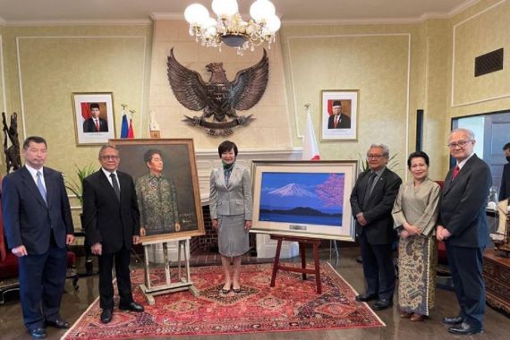 Istri Mendiang Shinzo Abe Terharu Menerima Hadiah Lukisan SBY - JPNN.COM