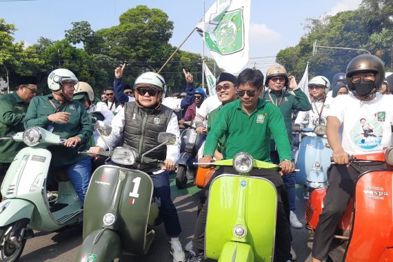 Tunggangi Vespa, Cak Imin Pimpin Rombongan PKB Daftarkan Bacaleg DPR RI ke KPU - JPNN.COM