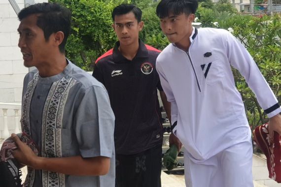 Mengintip Momen Timnas U-22 Indonesia Salat Jumat di Masjid Terbesar di Phnom Penh - JPNN.COM