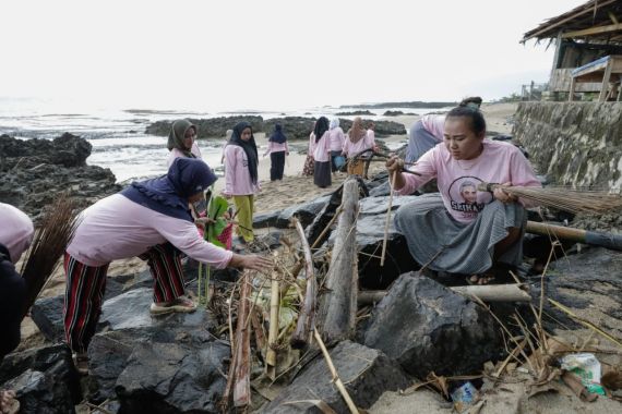 Cara Srikandi Ganjar dan Masyarakat Jaga Kebersihan Pantai Banten - JPNN.COM
