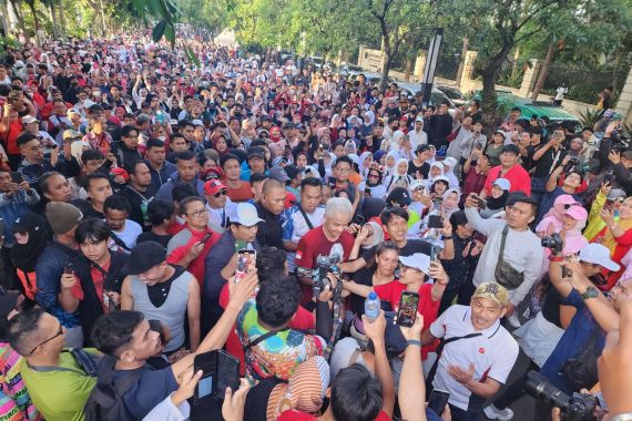 Ganjar Diteriaki Presiden Ketika Olahraga Pagi di Lapangan Gasibu Bandung - JPNN.COM