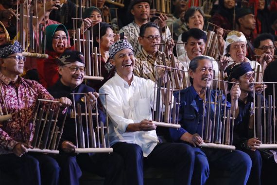 Ganjar Pranowo Disematkan Gelar Warga Kehormatan Masyarakat Sunda - JPNN.COM
